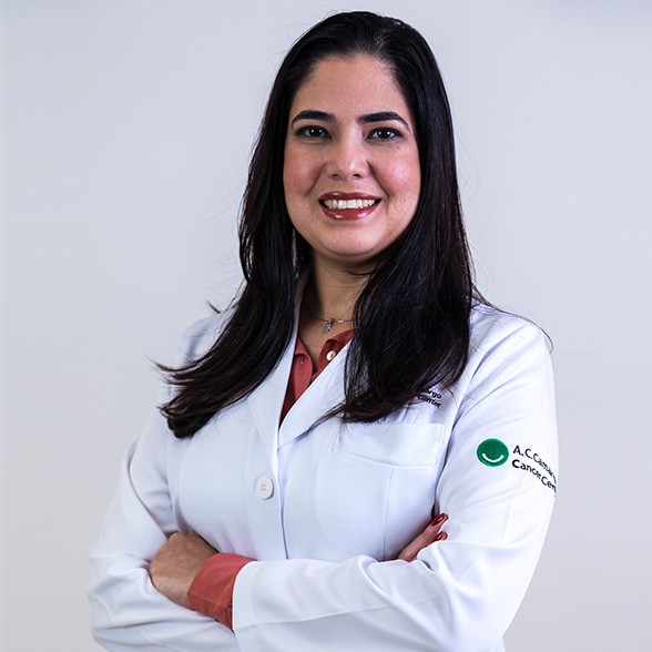 Foto de meio corpo da Dra. Stephania Martinz Bezerra, que usa um jaleco branco.