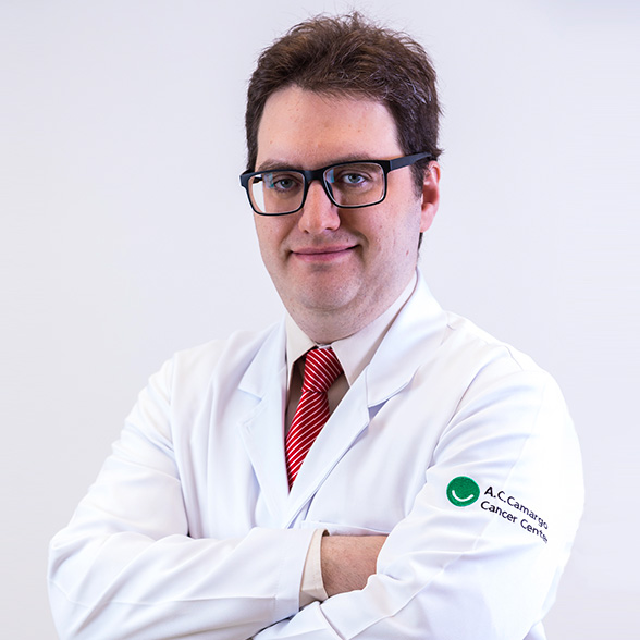Doutor Daniel Garcia, branco, 35 anos, cabelo castanho curto, óculos e jaleco 