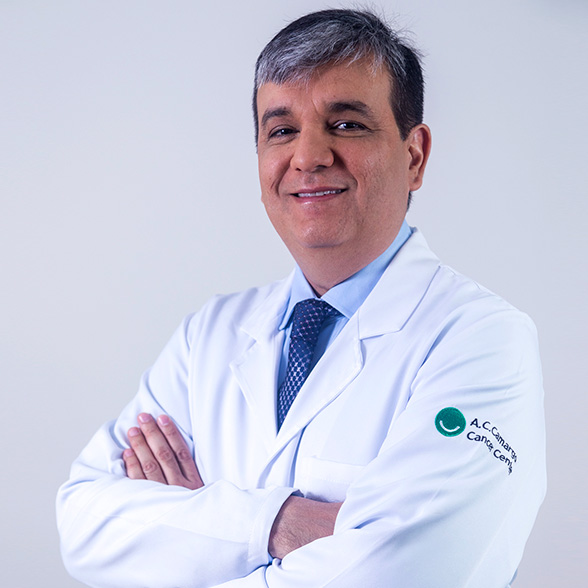 Doutor Felipe Coimbra, branco, grisalho e com jaleco branco