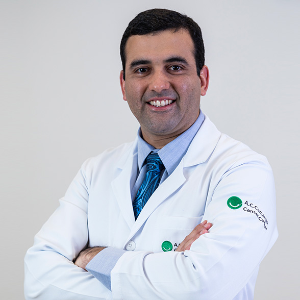 Doutor Felipe D’Almeida, branco, cabelo preto, sorri de jaleco
