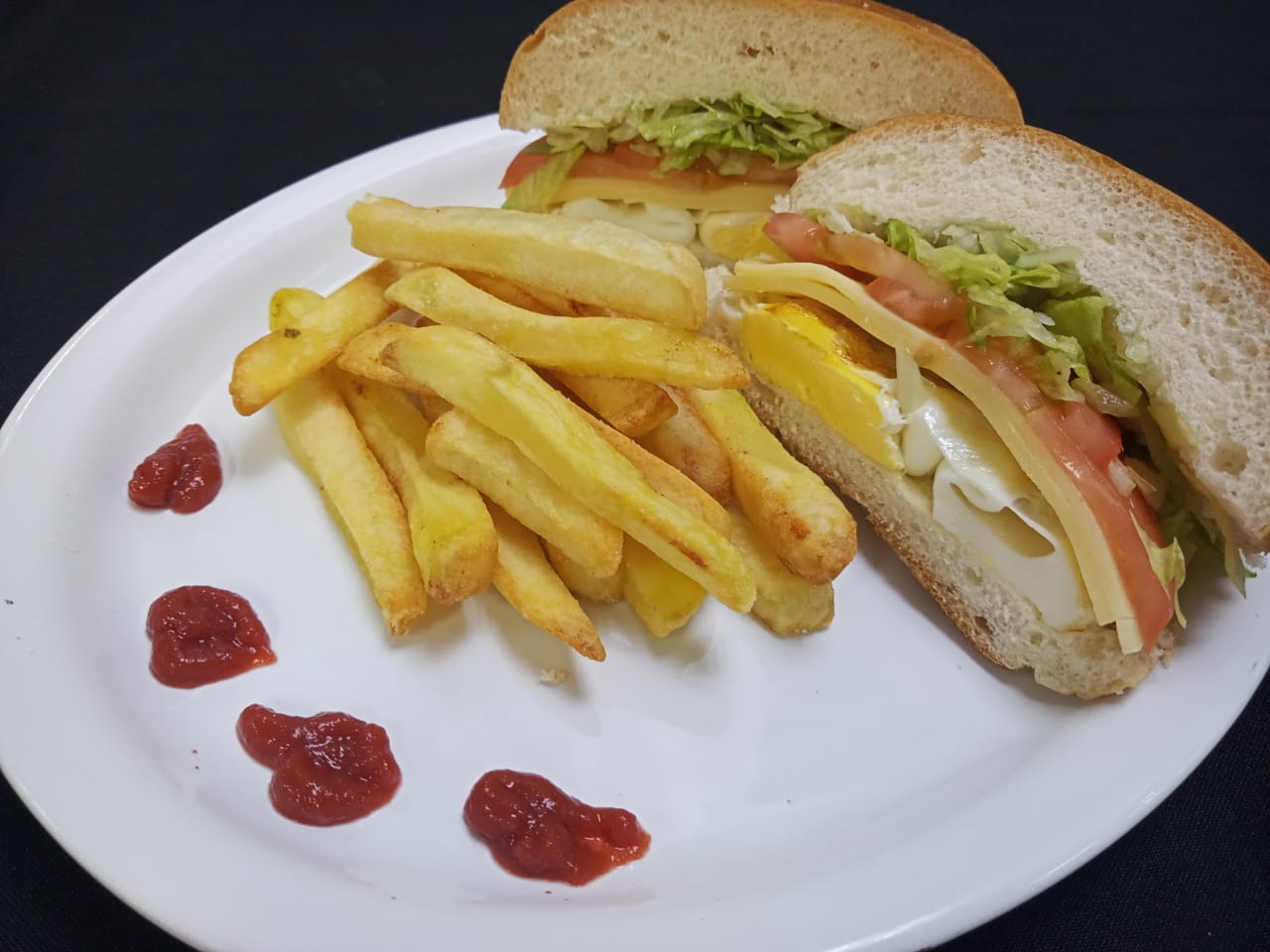 Sanduíche de ovo e batata frita