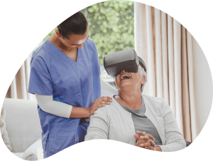 Uma idosa com um óculos de realidade aumentada e um enfermeiro