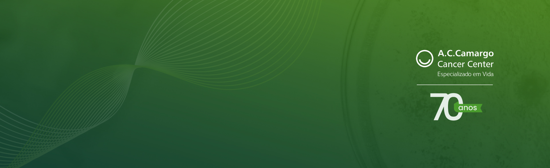 Fundo verde, logo do A.C.Camargo e abaixo, escrito 70 anos