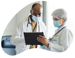 Um médico e uma médica com um tablet