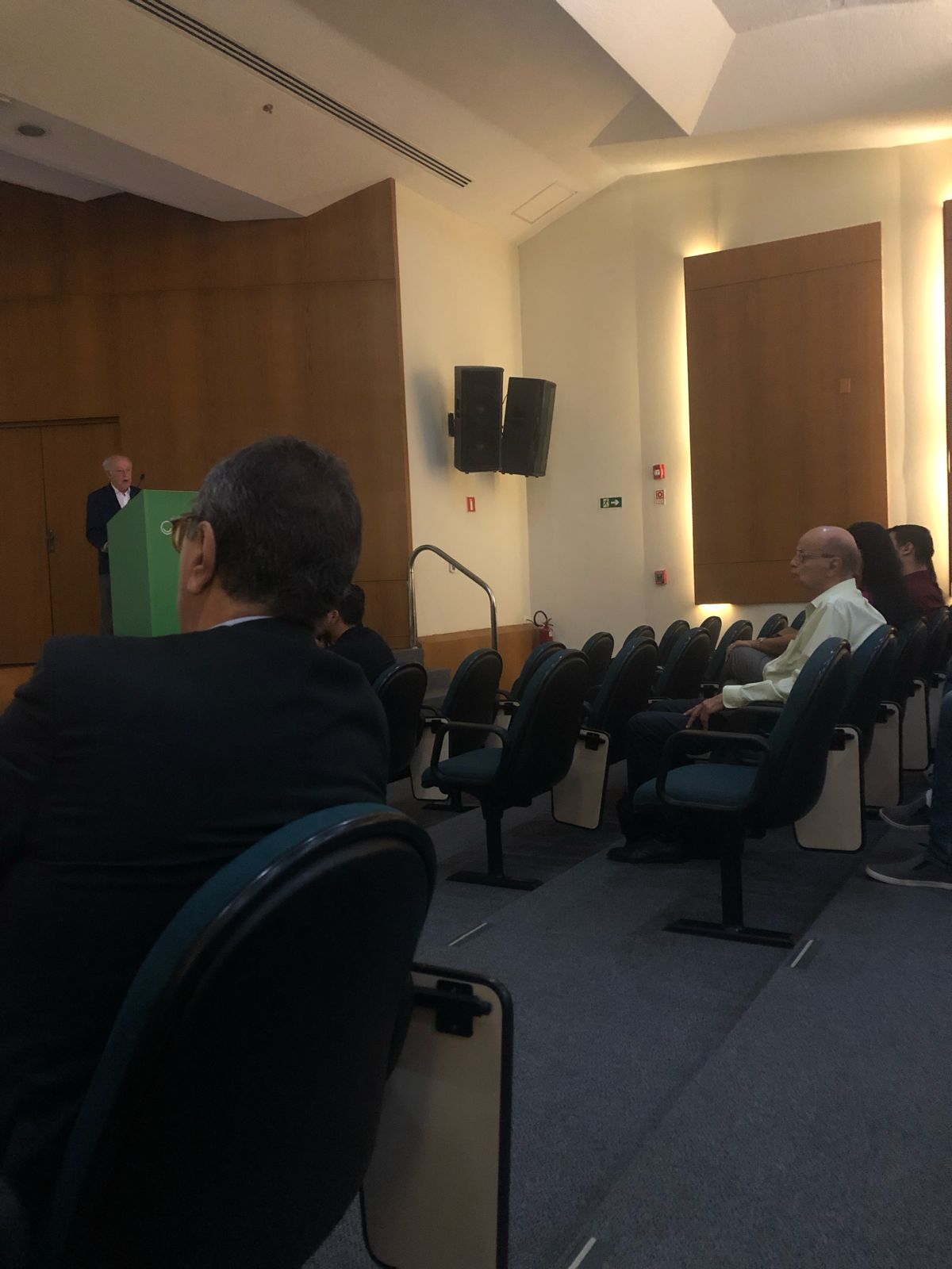 Médico falando em um púlpito