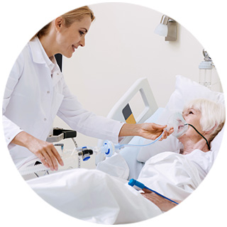 Uma médica conversando com uma paciente em uma cama hospitalar