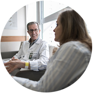 Um médico conversando com uma paciente
