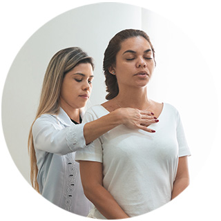 Uma médica em uma sessão de exercícios com uma paciente