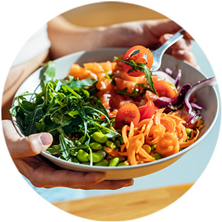 Um prato de alimentos coloridos