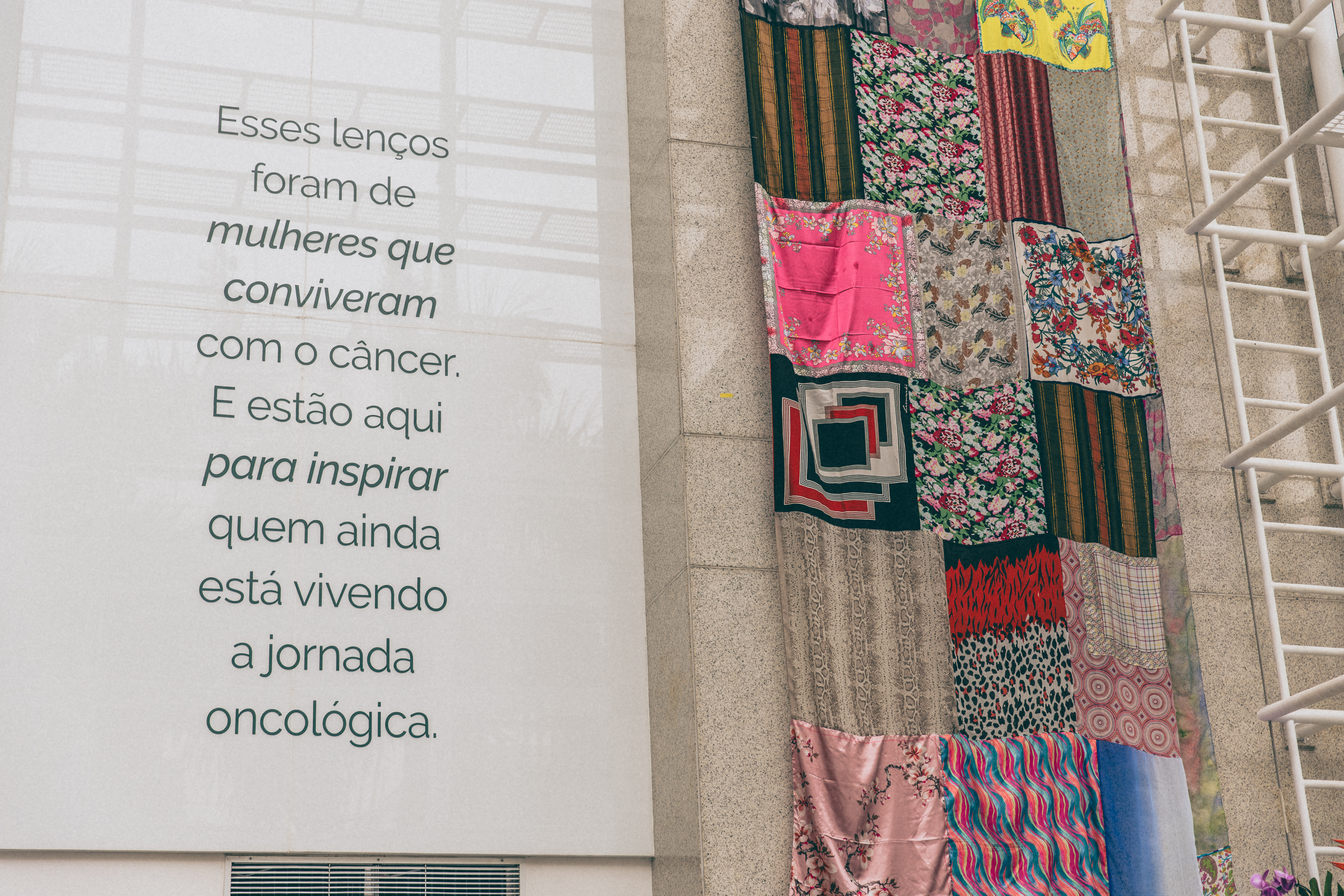 bandeira de lenços usados por mulheres.