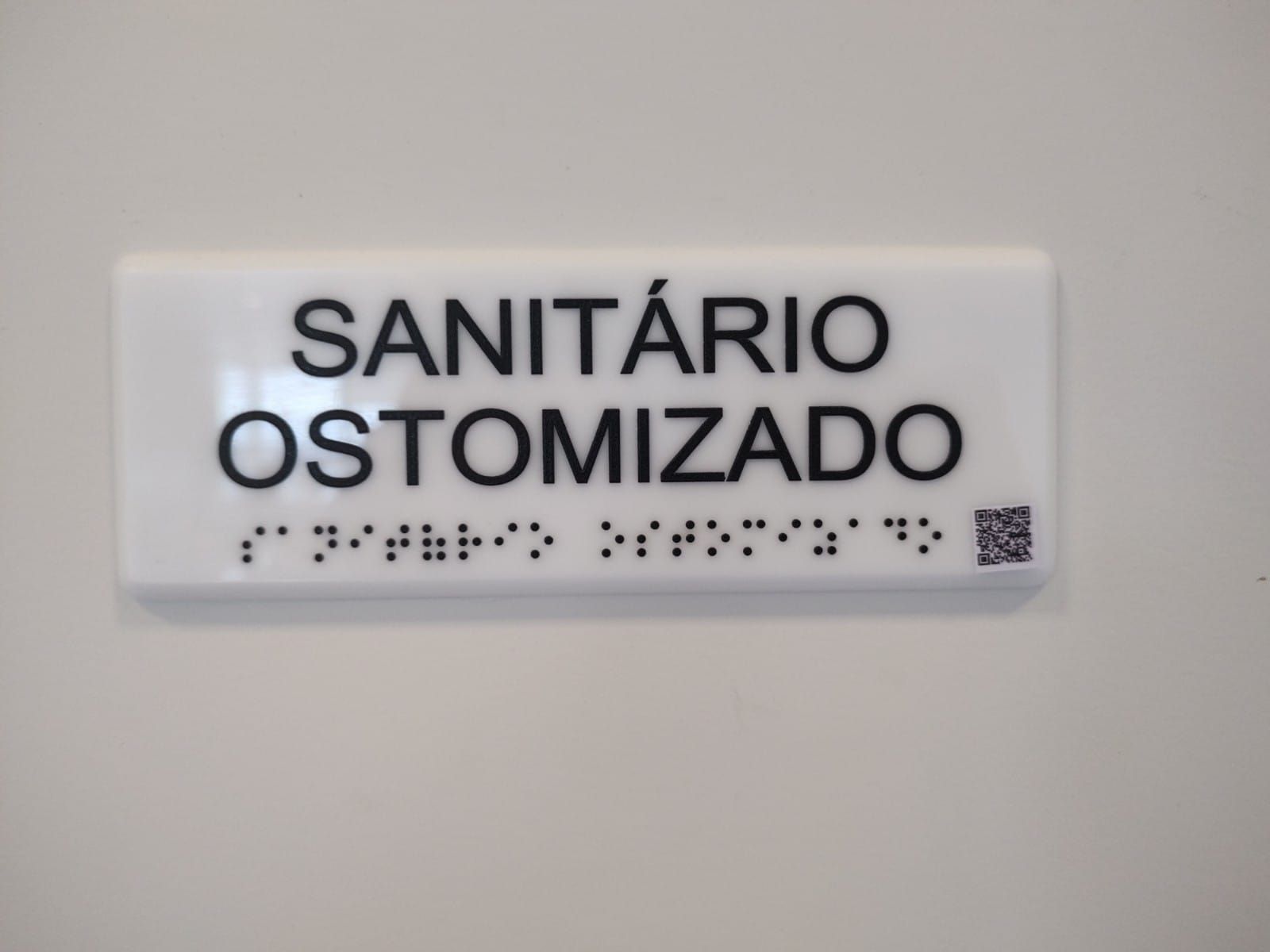 Banheiro para ostomizados: placa com braile