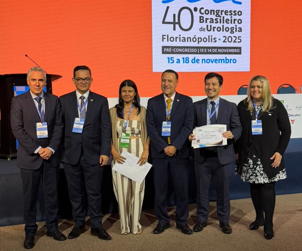 Uro-oncologia brasileira celebra: prêmio de melhor trabalho do Congresso Brasileiro de Urologia entregue ao Dr. Éder Silveira Brazão Junior