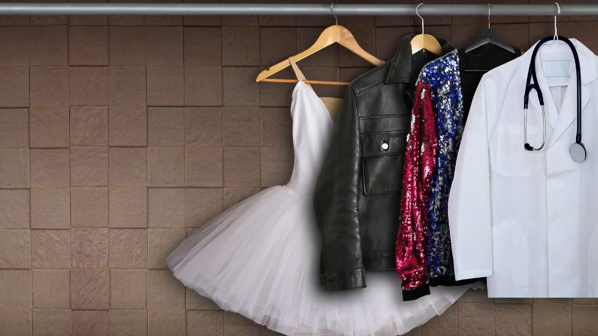Um vestido de bailarina, uma jaqueta de motoqueiro e um jaleco de médico em um camiseiro
