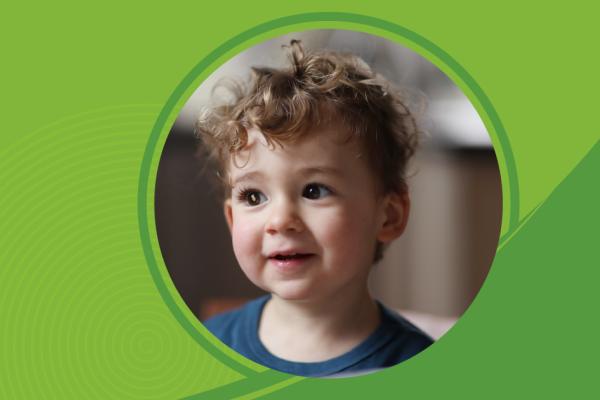 Fundo verde com uma foto à direita de uma criança de 3 anos branca e com cabelos castanhos anelados