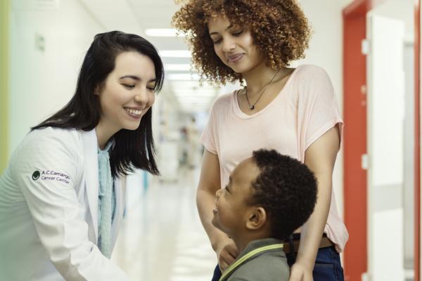 Médica acolhendo paciente pediátrico