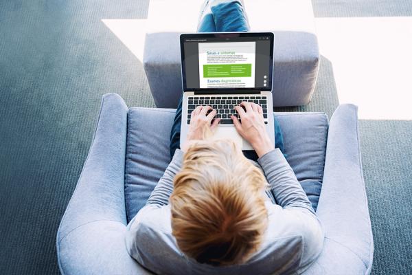 Doutor acompanha congresso virtual pelo notebook