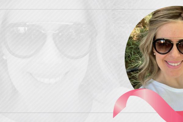 Foto em recorte redondo da paciente Fernanda em um layout transparente, com a mesma foto da paciente ao fundo, e um laço rosa do lado inferior direito. 