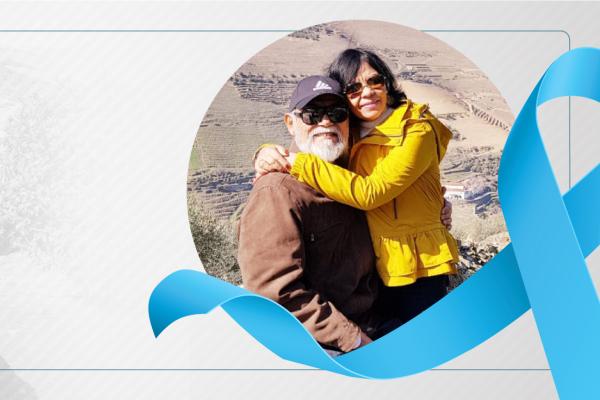 Arte gráfica com o laço azul do Novembro Azul com a foto de Carlos e sua esposa