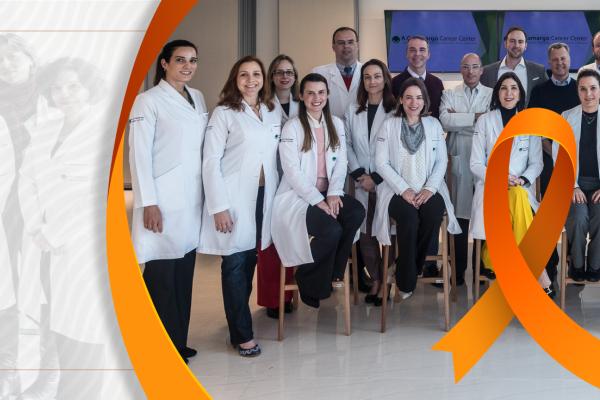 Equipe do CR de Tumores Cutâneos em uma arte gráfica com o laço laranja