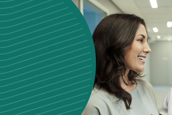 Duas mulheres brancas conversando dentro do Hospital; do lado esquerdo, uma bola gráfica verde com detalhes lineares