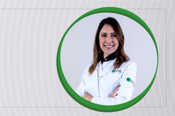 Doutora Louise De Brot, branca, sorri de jaleco
