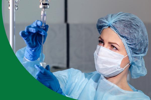 Arte gráfica com fundo verde escuro. Ao lado direito, uma mulher branca está com touca médica e máscara de proteção manipulando um soro fisiológico.