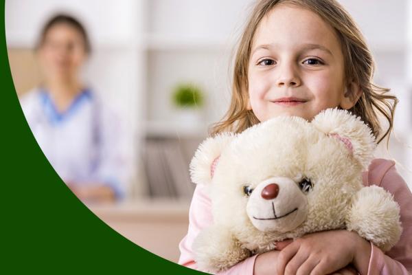 Arte gráfica em fundo verde escuro com uma foto cortada de uma criança branca loira segurando um urso. Uma mulher está ao fundo desfocada.