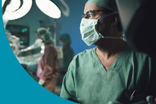 Dr. Stênio Zequi, urologista, no centro cirúrgico