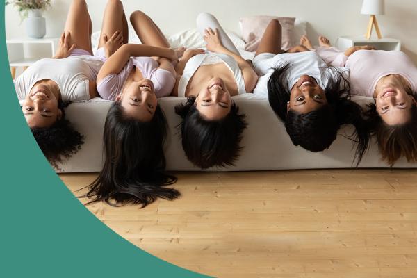 Arte gráfica em fundo verde água com mulheres deitadas em um sofá de ponta cabeça.