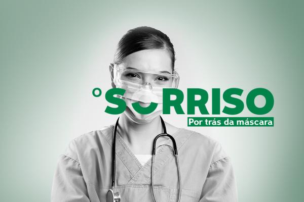 Mulher branca em uma imagem esverdeada escrito: O Sorriso Por Trás da Máscara