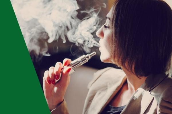 Mulher utilizando um cigarro eletrônico