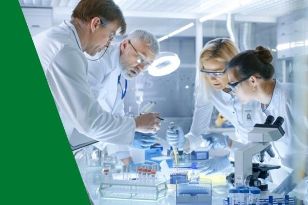 Cientistas mexendo em tubos de ensaio