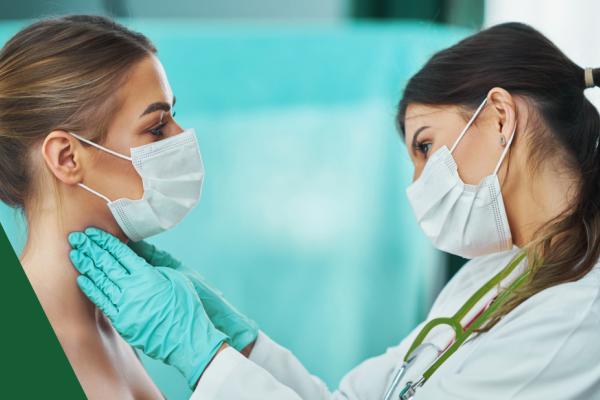 Médica examina pescoço de paciente