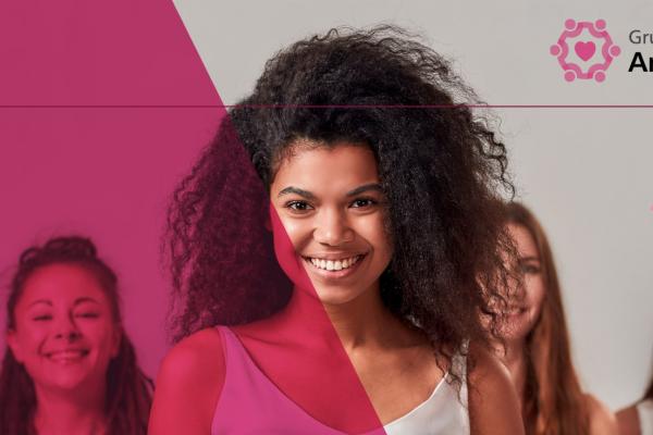 Cinco mulheres olhando para a foto e sorrindo. A mulher principal é uma moça preta, com cabelo cacheado, sorrindo para a foto.