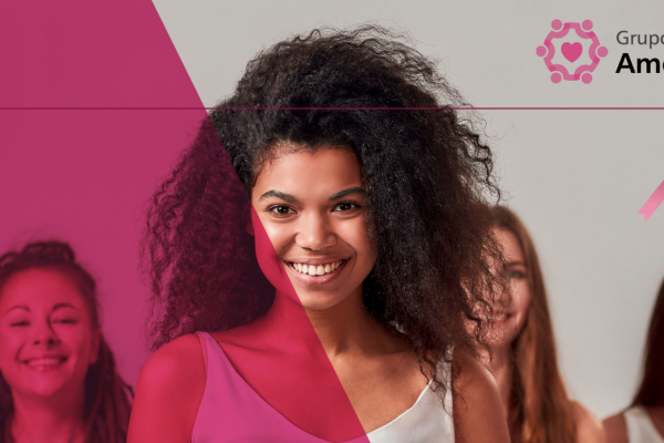 Cinco mulheres olhando para a foto e sorrindo. A mulher principal é uma moça preta, com cabelo cacheado, sorrindo para a foto.