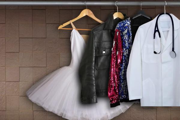 Um vestido de bailarina, uma jaqueta de motoqueiro e um jaleco de médico em um camiseiro