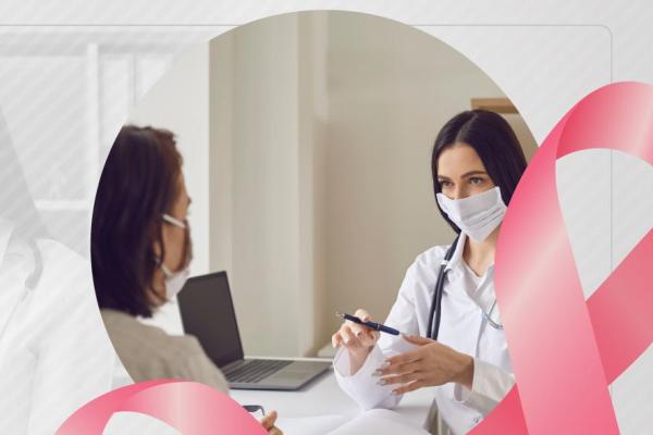 Em um consultório, médica de jaleco branco atende paciente, ambas com 35 anos e cabelos negros lisos
