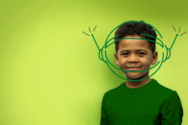 menino negro 10 anos de camiseta verde olha pra frente