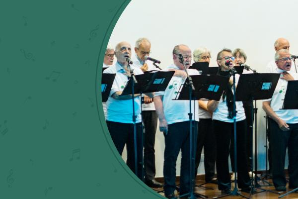 Dez pacientes em pé lado a lado cantando
