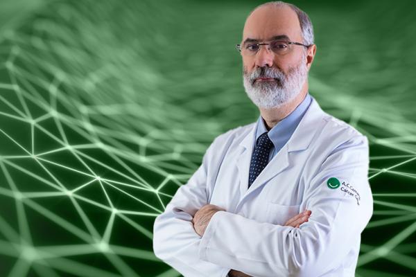 Doutor Kowalski, branco, 60 anos, barba branca e careca