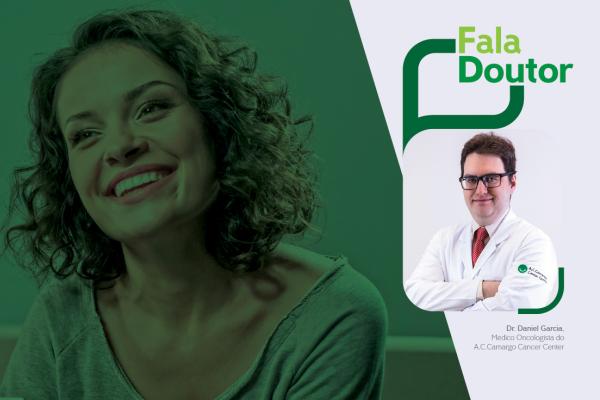 Mulher loira olhando para o doutor; no canto direito, o Doutor Daniel Garcia, autor da coluna