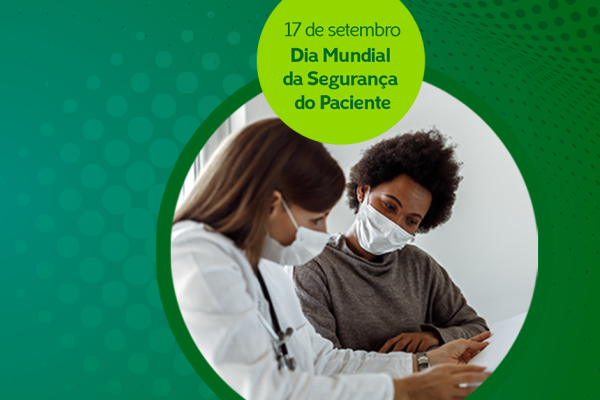 Médica branca conversa com paciente negra, ambas jovens