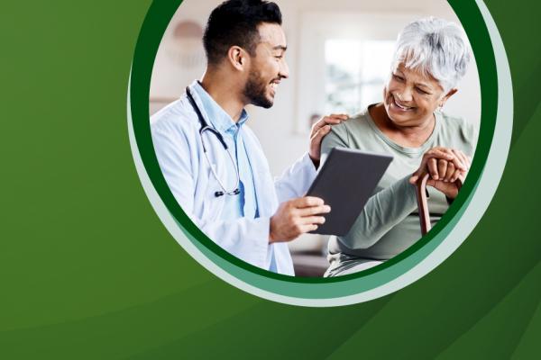Médico com um tablet na mão e conversando com o paciente