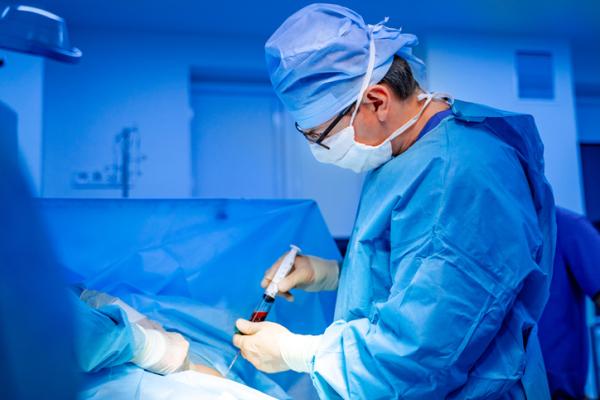 Médico fazendo transplante de medula óssea
