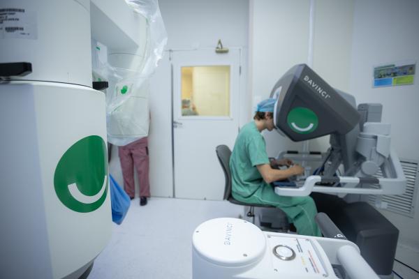 Médico operando um robô em uma cirurgia