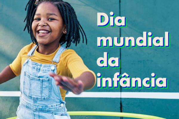 Criança brincando e olhando para a câmera