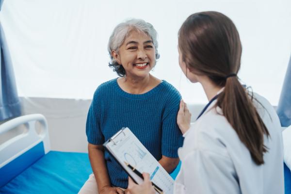 Médica examinando uma paciente