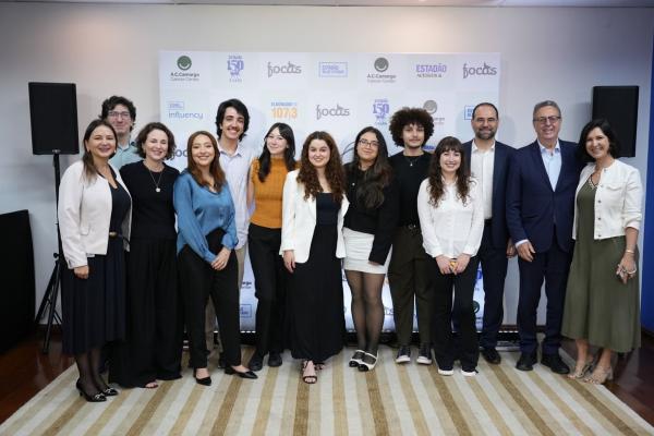 Vencedora do Prêmio A.C.Camargo Jovem Jornalista 2025 durante a Semana de Jornalismo em Saúde