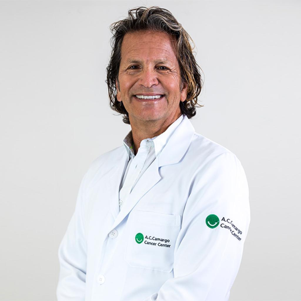 Antônio Cassio Pellizzon, branco, sorri de jaleco