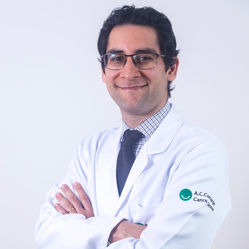 Dr. Victor Hugo Fonseca de Jesus, branco, sorri de jaleco